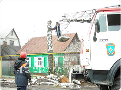 К сожалению, в большинстве случаев опилку аварийных деревьев приходится производить курским спасателям. Обычно это бывает при падении дерева на жилые дома. 