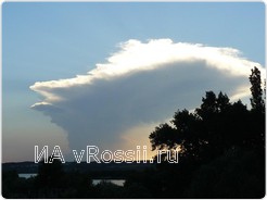 Грозовые тучи быстро и плотно накрыли весь город