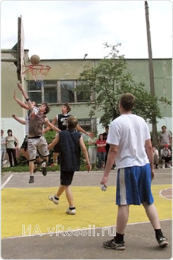 ... мяч переходил от одной команды к другой