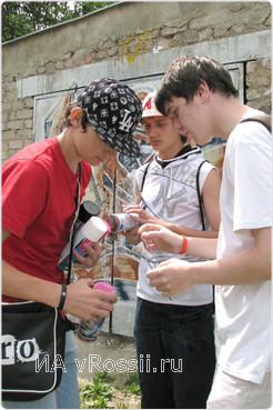 Прежде чем приступить к граффити, некоторые ребята решили обдумать план действий 