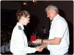 Золотую медаль за высокие достижения в учебе начальник УВД по Липецкой области генерал-майор милиции Владимир Виневский лейтенанту милиции Екатерине Гугниной вручил лично