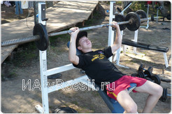 После обязательной зарядки для парней пробежки, а для девушек - фитнес