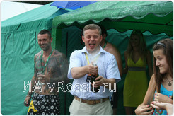 Папа-депутат Виктор Карамышев не остался в стороне и отпраздновал с командой победу сына.