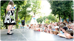 Фанаты, еле достающие до краев сцены, дружно подпевали юным звездочкам, танцевали и хлопали в ладоши