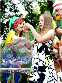 Кому же достанется большая плюшевая собака с автографом сестер Толмачевых?