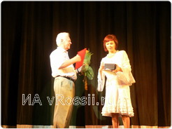 Начальник областного управления культуры и искусства Татьяна Горелова вручила юбиляру Почетную грамоту администрации Липецкой области и областного Совета депутатов