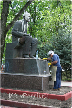 Рабочим придется долго отмывать памятник вождю с помощью ацетона.