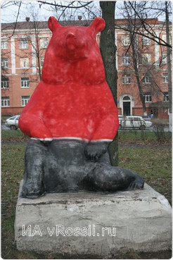 Первым пострадавшим в Детском парке был любимец детворы - гипсовый мишка.