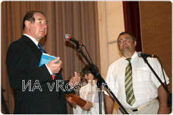 Алексей Забелин вручает Юрию Савенкову Грамоту 