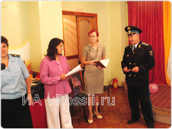 Главный судебный пристав Курской области Александр Нечипуренко передал документы на бытовую технику работникам приюта.