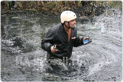 Штурманы прокладывали дорогу автомобилям по пояс в воде.