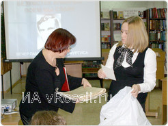 Внучка Евгения Смургиса Рита передает библиотеке новый экспонат из домашнего архива