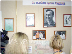 Мадам Анни с удовольствием слушает рассказ экскурсовода