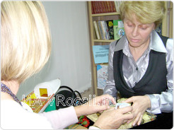 Закончилась экскурсия передачей подарков от французского музея