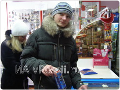 Максим демонстрирует баночку пива как доказательство нарушения закона в одном из магазинов на 15-м микрорайоне