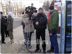 В это время журналисты с камерами и фотоаппаратами прячутся за холодильниками....