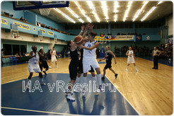 Курянок под своим кольцом баскетболистки 