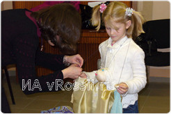 Первой свою марионетку сделала самая маленькая участница мастер-класса.
