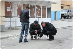 Пули оставили глубокие отметины на асфальте у входа в административное здание Курского кожно-венерологического диспансера.