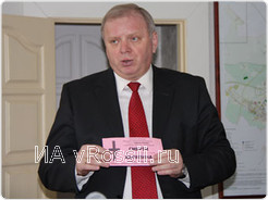 Председатель городской комиссии по содействию избиркомам по выборам депутатов Липецкого городского Совета четвертого созыва Иван Кошелев продемонстрировал журналистам провокационные листовки