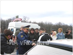 Святослав общается с водителем.