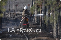 Огонь в считанные секунды подбирается к постройкам.  