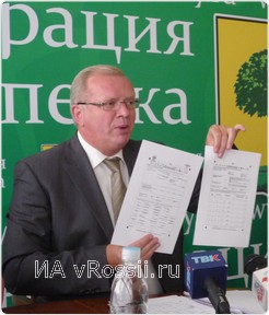 Заместитель главы администрации Липецка, председатель городской комиссии по подготовке и проведению Всероссийской переписи населения-2010 Иван Кошелев демонстрирует переписные листы