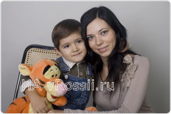 Мама и младший брат победительницы с удовольствием позировали фотографу