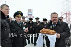 Российская сторона в лице начальника Белгородской таможни Анатолия Ушакова встречает Анатолия Сербайло, директора Департамента организации таможенного контроля и работы таможенных посредников ГТС Украины.