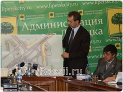 В руках у Василия Иванова макет транспортной развязки на пересечении улиц Циолковского, Московской и Гагарина 