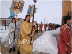 Крестный ход вокруг храма