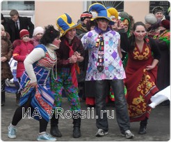 Вот такие вот забавные скоморохи встречали гостей праздника