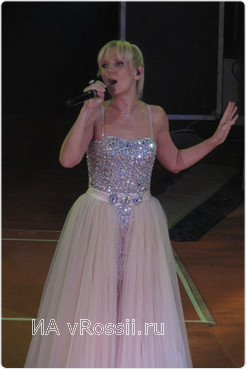 Во время концерта Валерия постоянно меняла сценические наряды