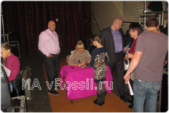 После концерта выстроилась большая вереница из желающих взять автограф у певицы