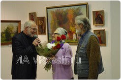 <em>Станислав Дымов поздравляет юбиляра и его супругу<em>