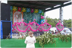 На сцене мы чаще всего видим танцы и песни, стилизованные под русские народные