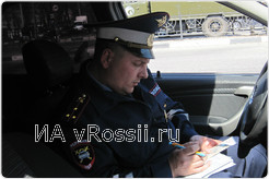 Инспектор ГИБДД составил протокол о нарушении ПДД