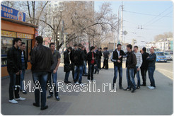 На сцену задержания нарушителя сбежались посмотреть все прохожие