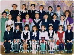 <em>Школьная форма в 90-е годы</em>